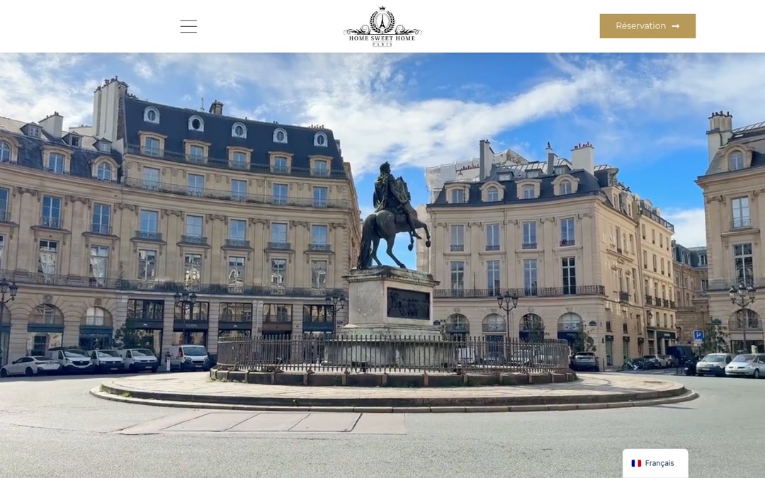 Accueil du site Home Sweet Home Paris : photo plein écran d’une place parisienne bordée d’immeubles haussmanniens, logo centré et bouton « Réservation »