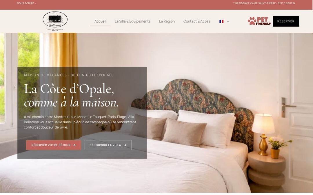 Accueil du site de la Villa Bellerose : chambre claire à la tête de lit fleurie, titre « La Côte d’Opale, comme à la maison. », boutons « Réserver votre séjour » et « Découvrir la villa », pictogramme « Pet friendly »