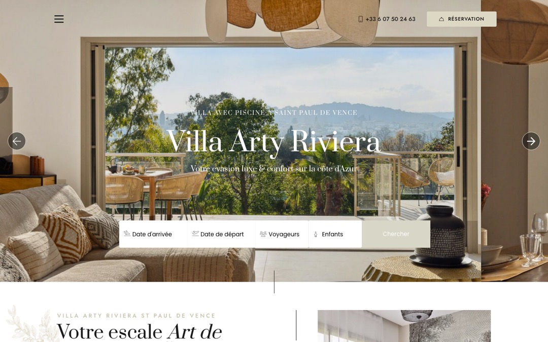 Accueil du site de la Villa Arty Riviera, à Saint-Paul-de-Vence : photo d’un salon ouvert sur la terrasse, avec la barre de recherche des dates, des voyageurs et des enfants sous le titre