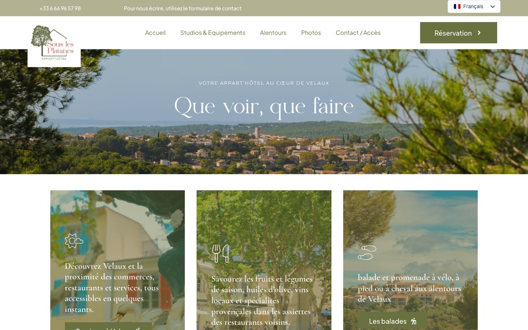 Page « Alentours » du site Sous Les Platanes : titre « Que voir, que faire » sur une vue du village de Velaux, puis trois cartes consacrées aux commerces et restaurants, aux produits du terroir et aux balades
