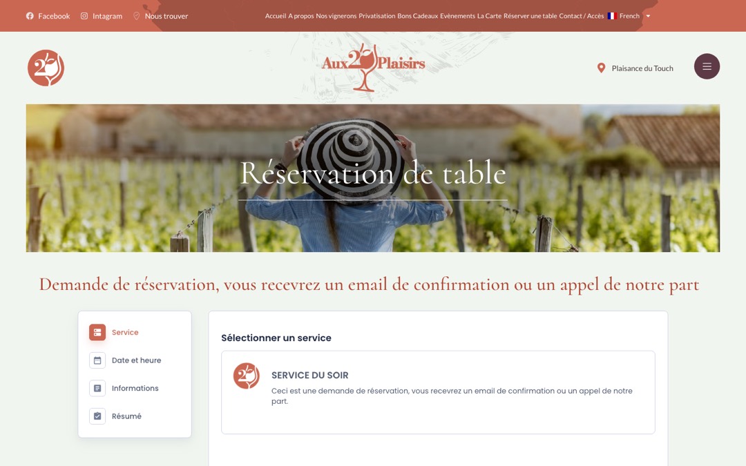 Page « Réservation de table » du site Aux 20 Plaisirs : étapes Service, Date et heure, Informations, Résumé, et mention d’un e-mail de confirmation ou d’un appel