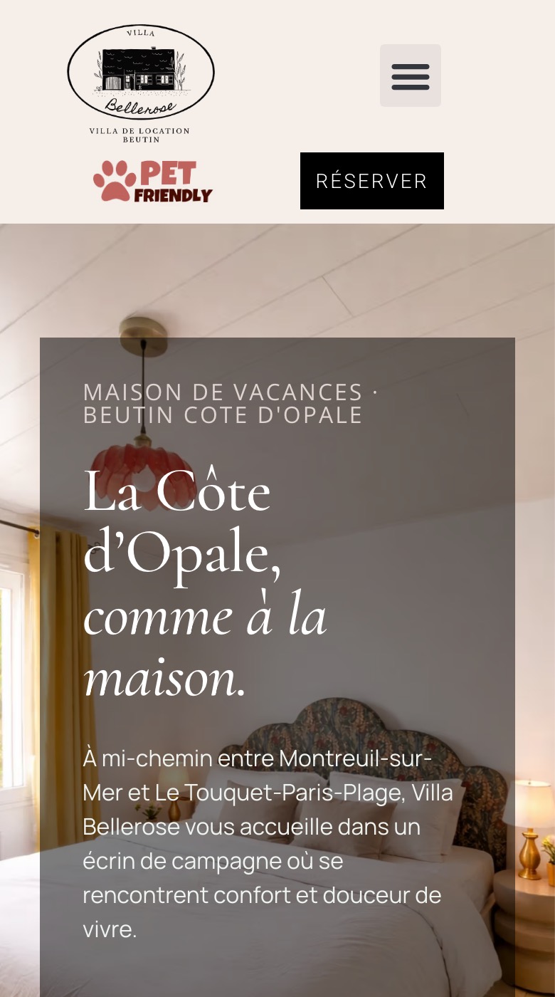 Accueil du site de la Villa Bellerose sur téléphone : bouton « Réserver » noir dans l’en-tête, puis titre sur la photo d’une chambre