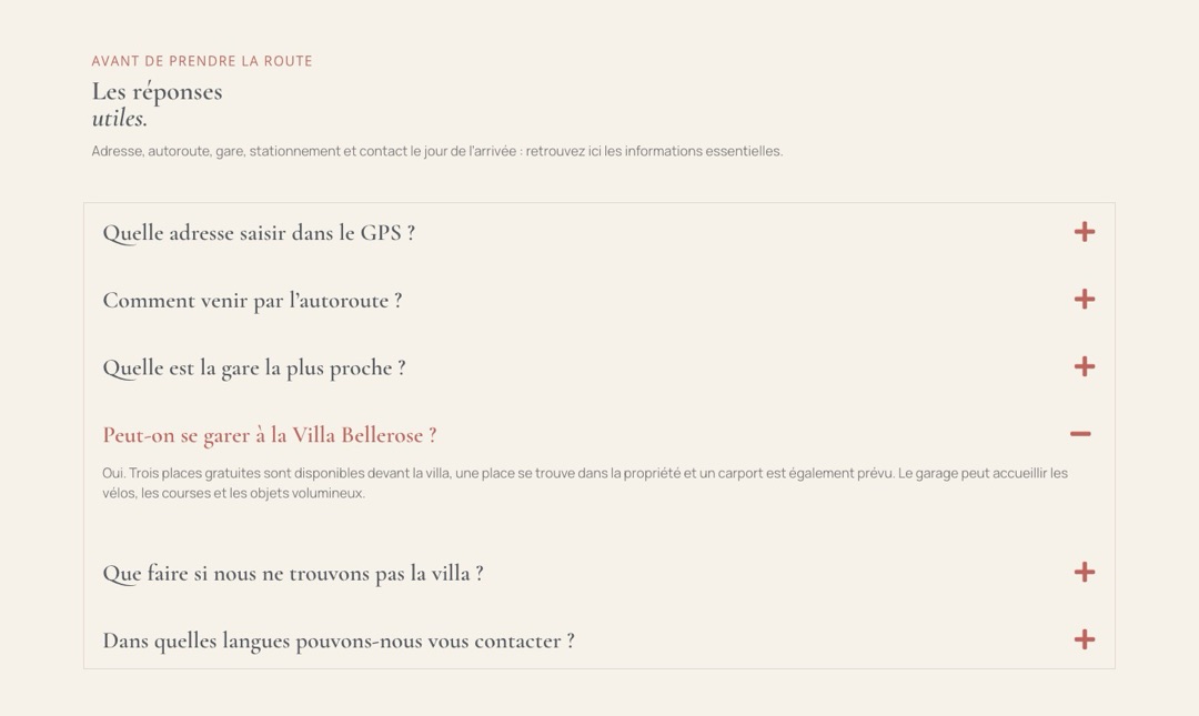 Section « Les réponses utiles » de la page Contact et accès du site de la Villa Bellerose : six questions pratiques, dont celle du stationnement dépliée avec sa réponse