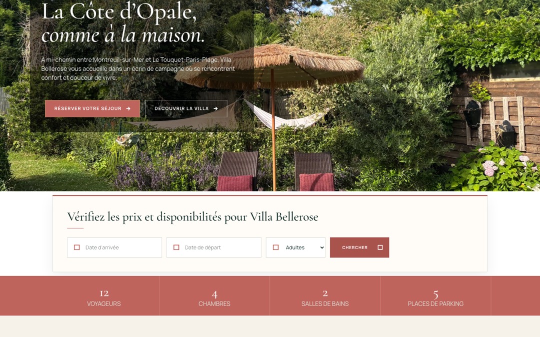 Accueil du site de Villa Bellerose : bouton « Réserver votre séjour » sur la photo d’ouverture, puis formulaire de recherche avec dates d’arrivée et de départ et nombre d’adultes