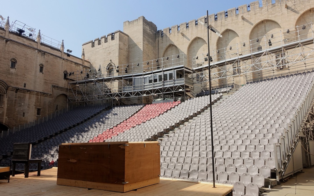 Gradins vides de la Cour d’Honneur du Palais des Papes, à Avignon, installés pour le Festival d’Avignon, devant les murs de pierre du palais