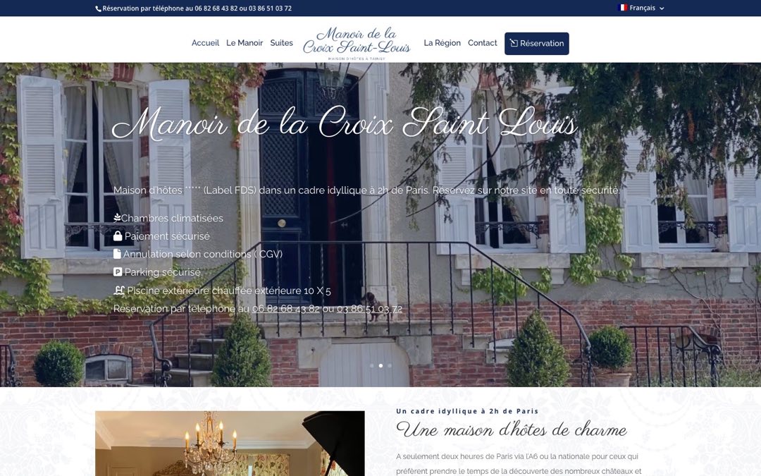 Accueil du site du Manoir de la Croix Saint Louis : façade du manoir et coordonnées de réservation en haut de page