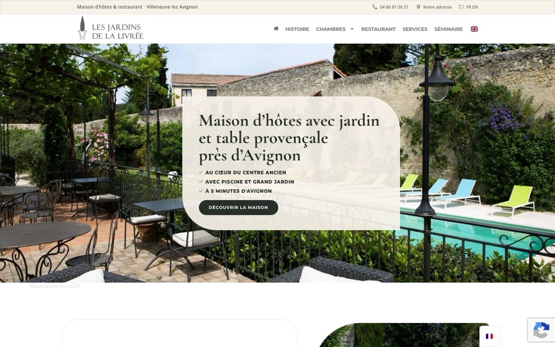 Accueil du site des Jardins de la Livrée, près d’Avignon : barre supérieure avec le téléphone et le lien Notre adresse, sous le menu, photo d’un jardin avec piscine