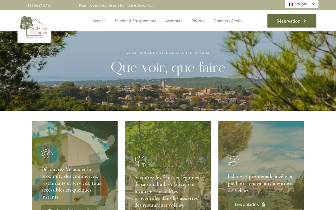 Haut de la page Alentours du site Sous les Platanes, à Velaux : vue du village sous le titre « Que voir, que faire », puis trois cartes sur les commerces et services, les restaurants et produits locaux, et les balades