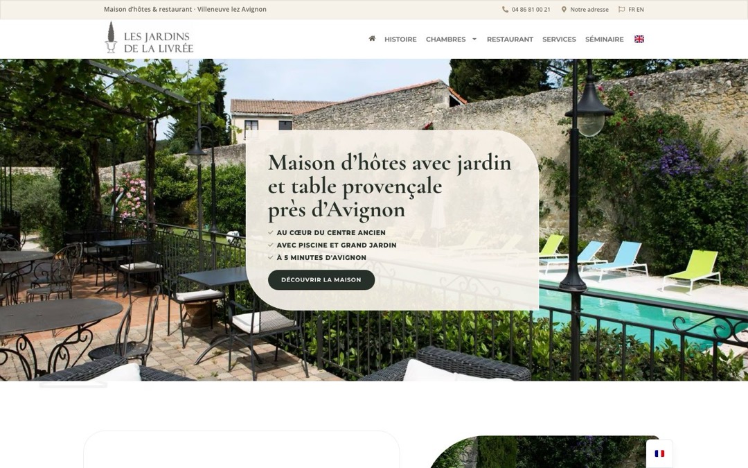 Accueil du site de la maison d’hôtes Les Jardins de la Livrée, à Villeneuve-lès-Avignon : titre « Maison d’hôtes avec jardin et table provençale près d’Avignon » sur une photo de terrasse et de piscine