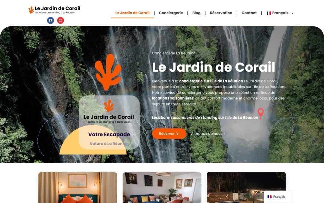 Accueil du site du Jardin de Corail : cascades dans la végétation, logo orange, titre « Le Jardin de Corail » et boutons « Réserver » et « À propos de nous »