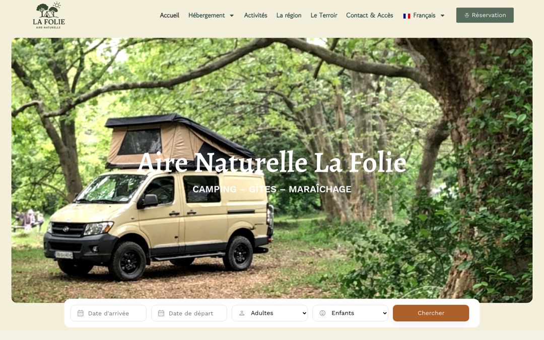Accueil du site de l’Aire Naturelle La Folie : grande photo plein cadre, titre, mention « Camping, gîtes, maraîchage », barre de recherche par dates sous la photo et bouton « Réservation »