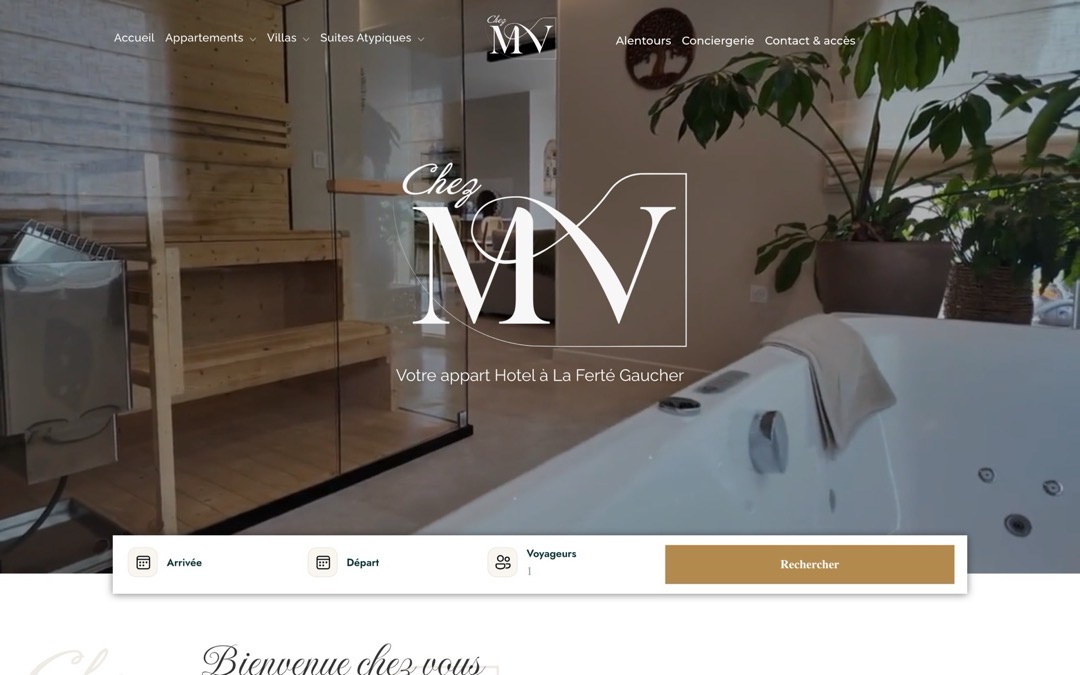 Accueil du site Chez MV : vidéo plein écran d’un sauna et d’une baignoire, logo « Chez MV », mention « Votre appart Hotel à La Ferté Gaucher » et barre de recherche (arrivée, départ, voyageurs)