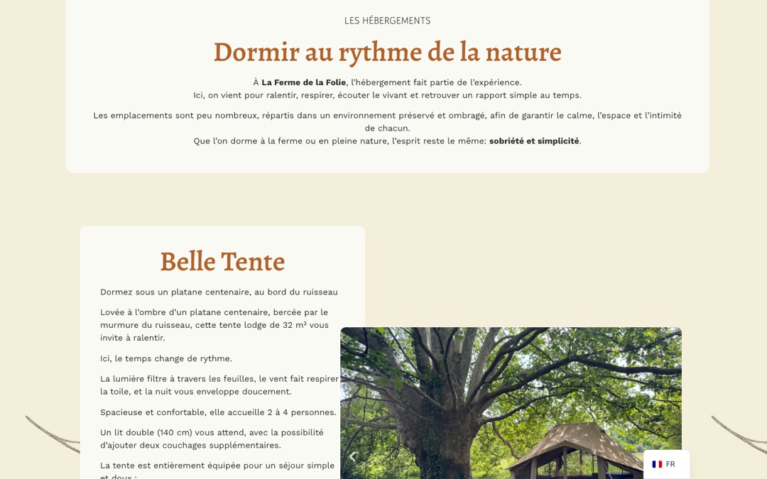 Page « Hébergements » du site de l’Aire Naturelle La Folie : description de la belle tente, tente lodge de 32 m² pour deux à quatre personnes, avec un lit double de 140 cm