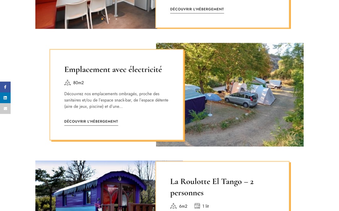 Page « Emplacements et locatifs » du site du camping Humawaka : cartes d’hébergements avec surface et nombre de lits (emplacement avec électricité de 80 m², roulotte El Tango de 6 m² et un lit)