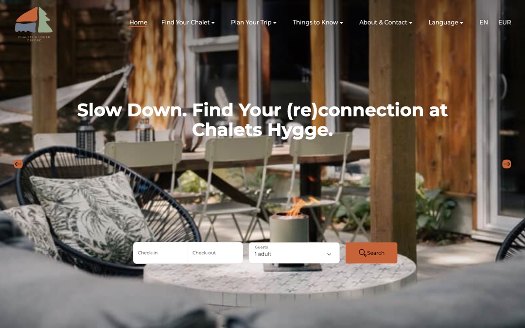 Accueil du site Chalets Hygge : terrasse de chalet en photo, menu « Find Your Chalet », barre de recherche arrivée, départ, voyageurs