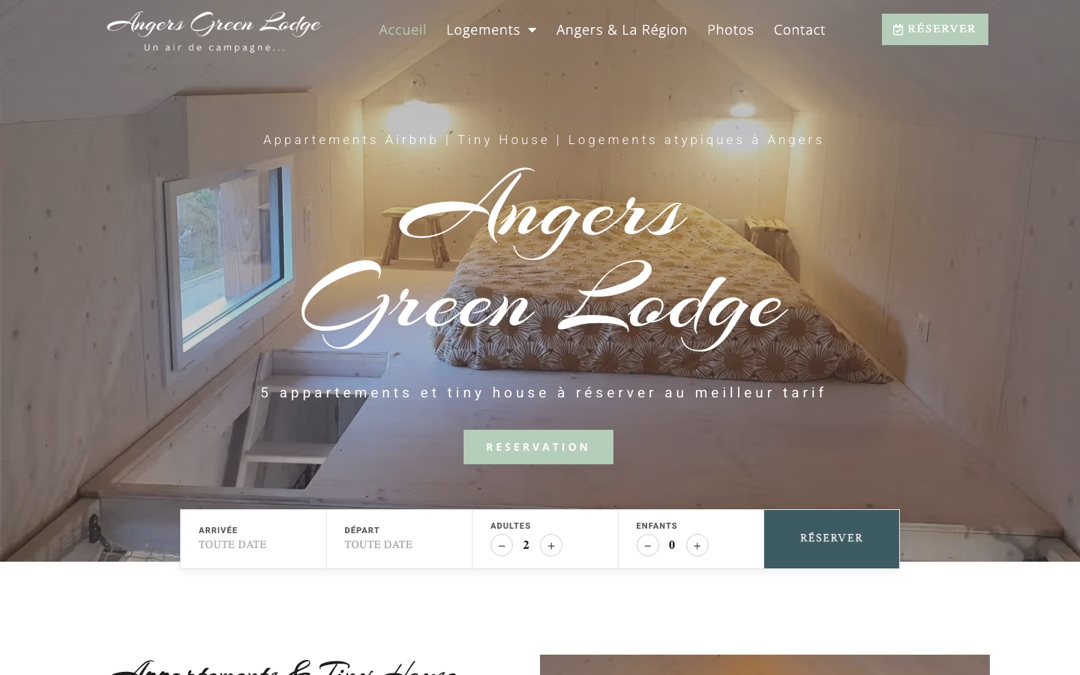 Accueil du site d’Angers Green Lodge : intérieur d’une tiny house sous les combles avec lit double, nom du lieu en écriture manuscrite et barre de réservation avec dates et voyageurs