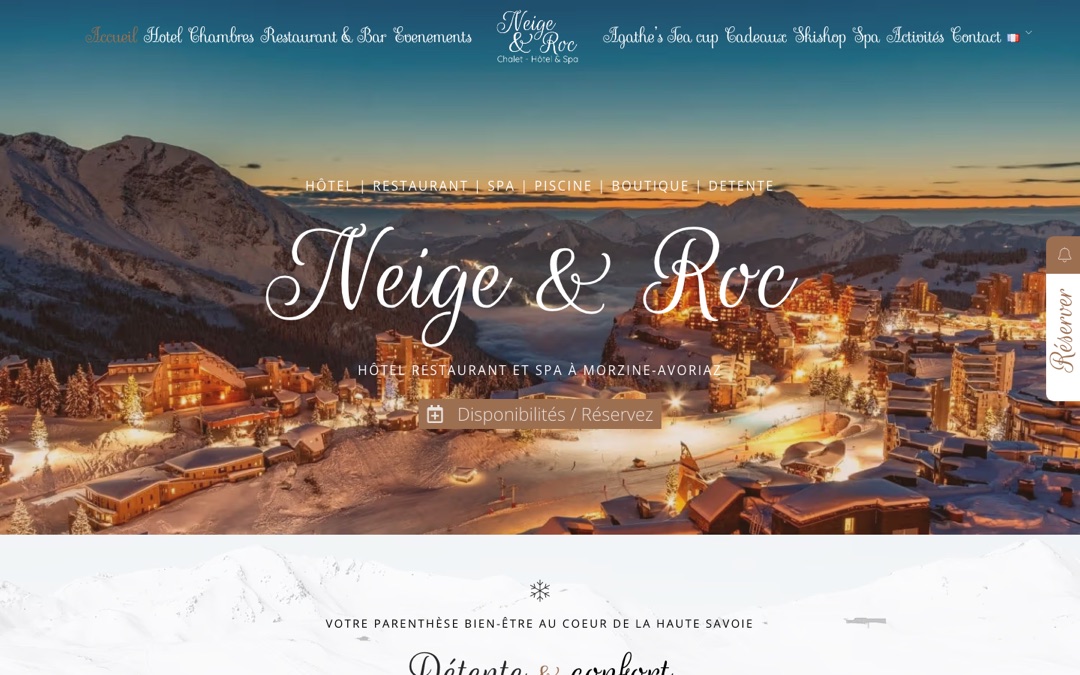 Accueil du site de l’hôtel Neige & Roc : vue de la station enneigée au crépuscule, bouton « Disponibilités / Réservez » et onglet « Réserver » fixé au bord de l’écran