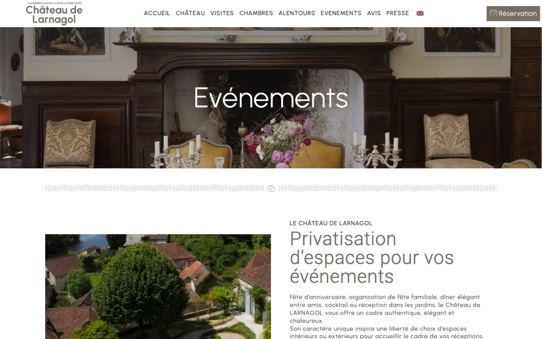 Page Événements du site du Château de Larnagol : une cheminée ancienne, des fauteuils et des bougeoirs