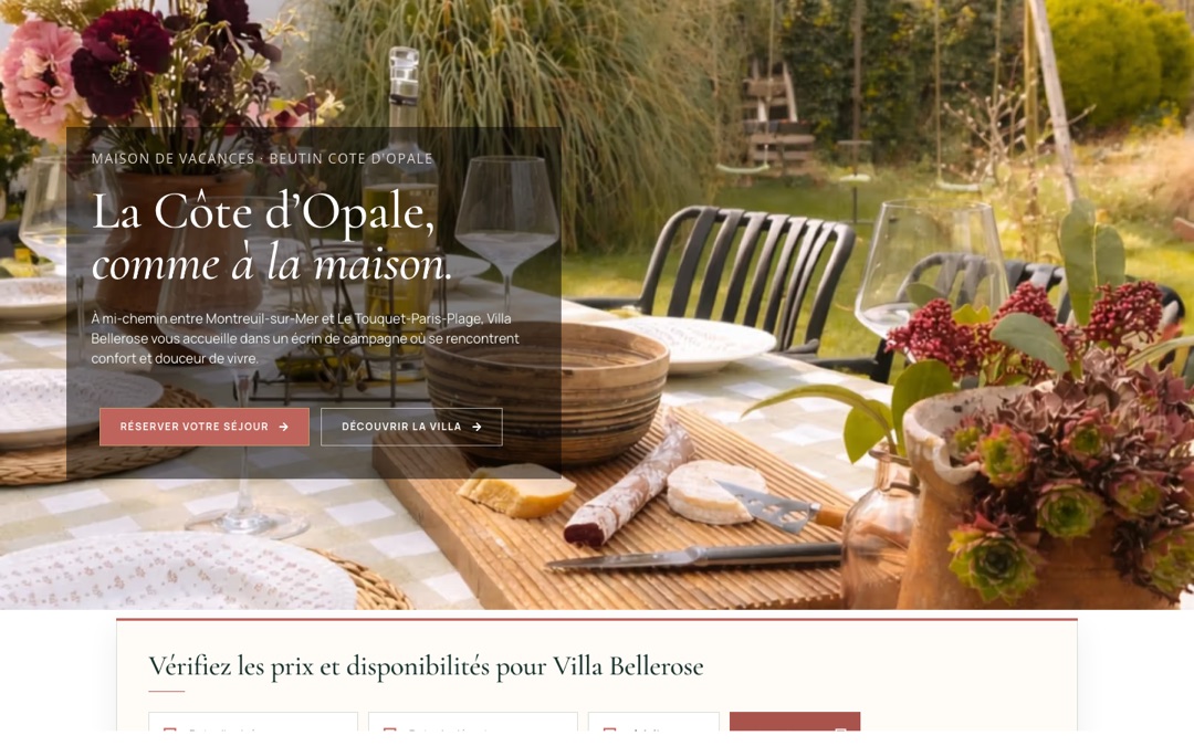 Accueil du site de Villa Bellerose : table dressée dans un jardin, titre « La Côte d’Opale, comme à la maison. », boutons « Réserver votre séjour » et « Découvrir la villa », bloc « Vérifiez les prix et disponibilités »