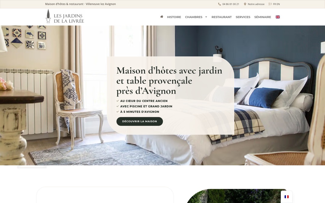 Accueil du site des Jardins de la Livrée : chambre claire à la tête de lit bleue et blanche, titre « Maison d’hôtes avec jardin et table provençale près d’Avignon »