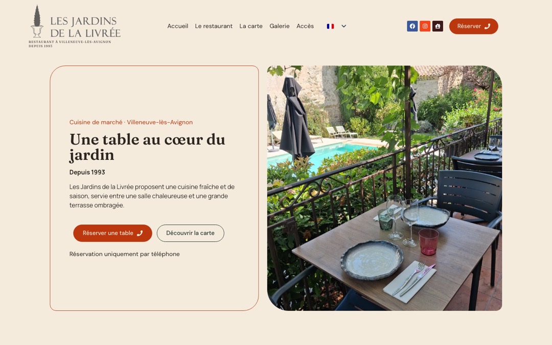 Accueil du site du restaurant des Jardins de la Livrée : une table dressée au bord de la piscine, titre « Une table au cœur du jardin » et boutons « Réserver une table » et « Découvrir la carte »