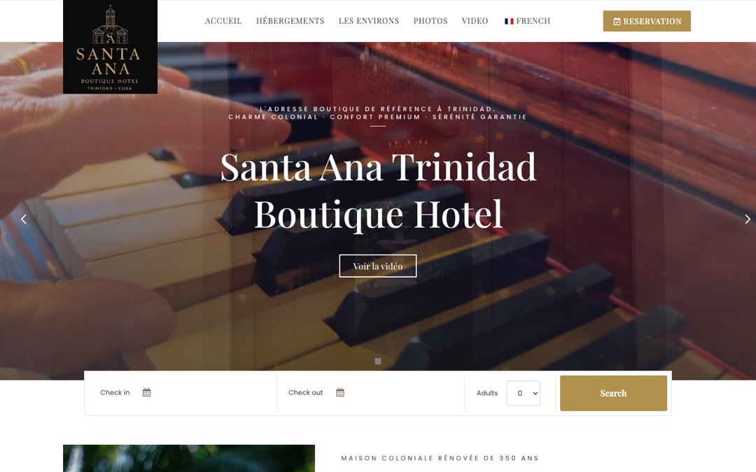 Accueil du site de Santa Ana Trinidad Boutique Hotel : photo d’un pianiste, titre en lettres blanches, bouton « Voir la vidéo » et barre de dates