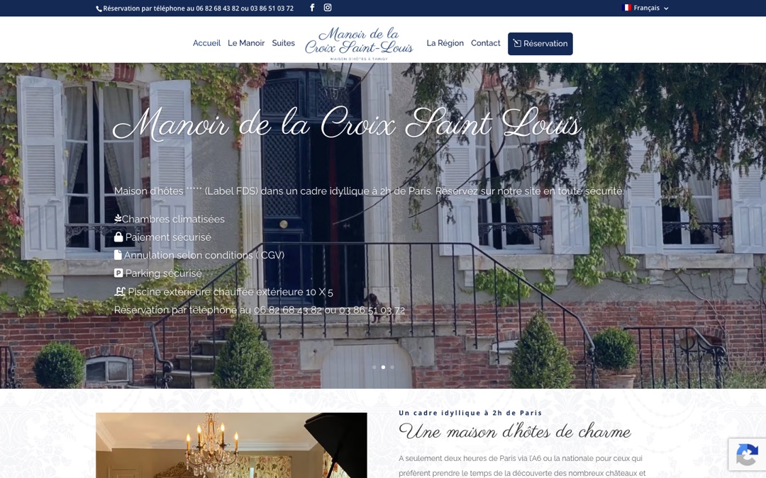 Accueil du site du Manoir de la Croix Saint Louis : façade du manoir sous les arbres, titre en écriture manuscrite et bouton « Réservation » en haut de page