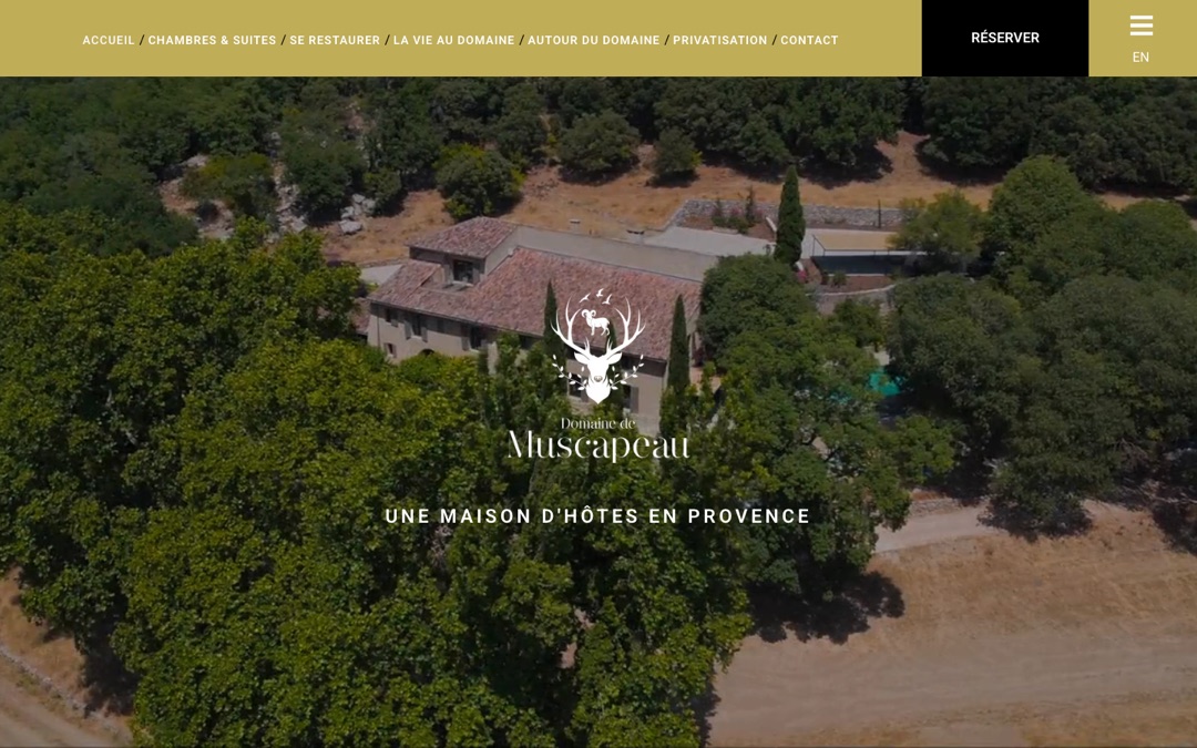 Accueil du site du Domaine de Muscapeau, maison d’hôtes en Provence verte : grande photo du domaine, menu avec Chambres et suites, Se restaurer, La vie au domaine, Privatisation, Contact et bouton Réserver
