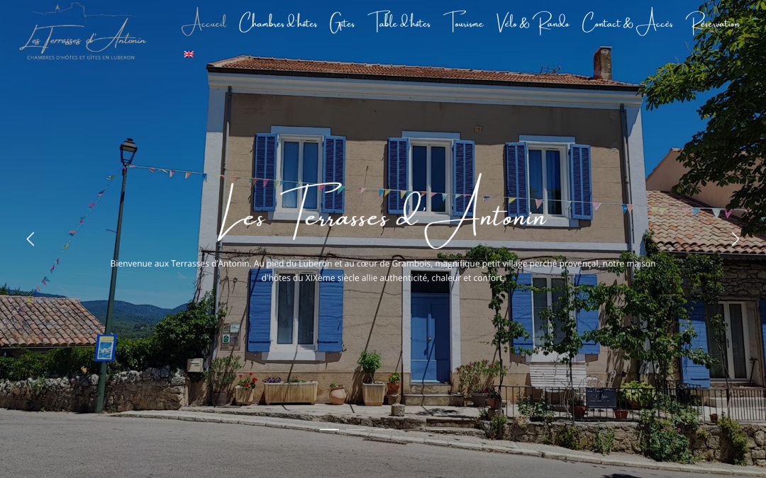 Façade d’une maison d’hôtes provençale aux volets bleus, sur le site des Terrasses d’Antonin