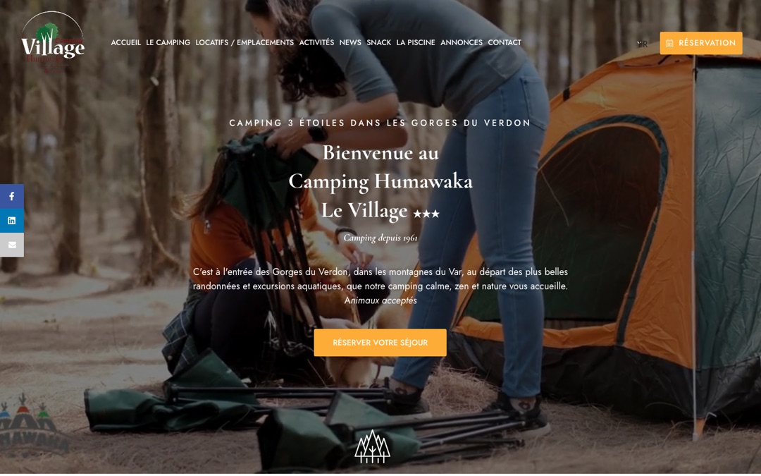 Accueil du site du Camping Humawaka : vidéo en boucle de campeurs devant une tente, titre « Bienvenue au Camping Humawaka Le Village », mention « Animaux acceptés » et bouton « Réserver votre séjour »