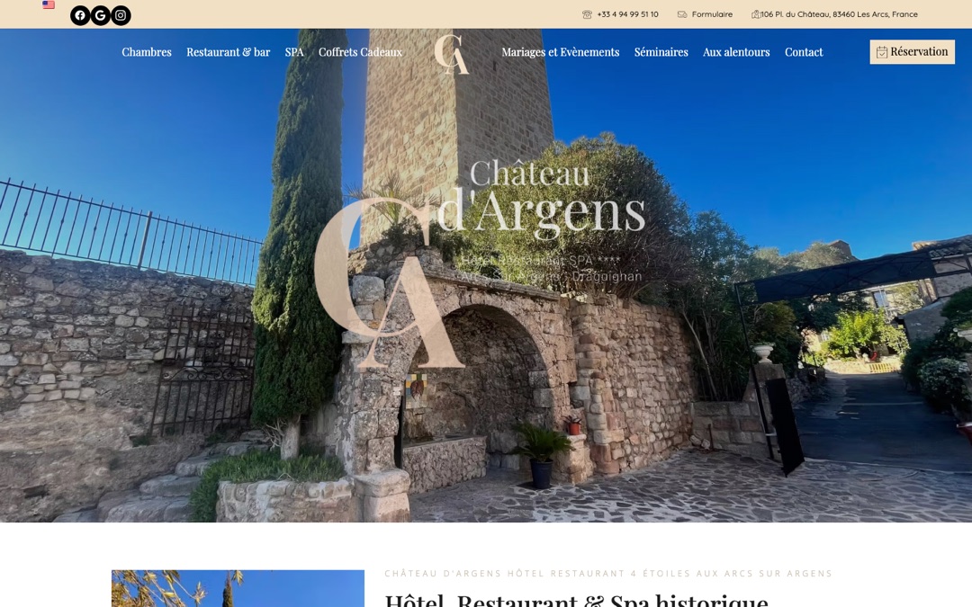 Accueil du site du Château d’Argens : photo d’une fontaine de pierre au pied du donjon, logo CA, menu et bouton « Réservation »