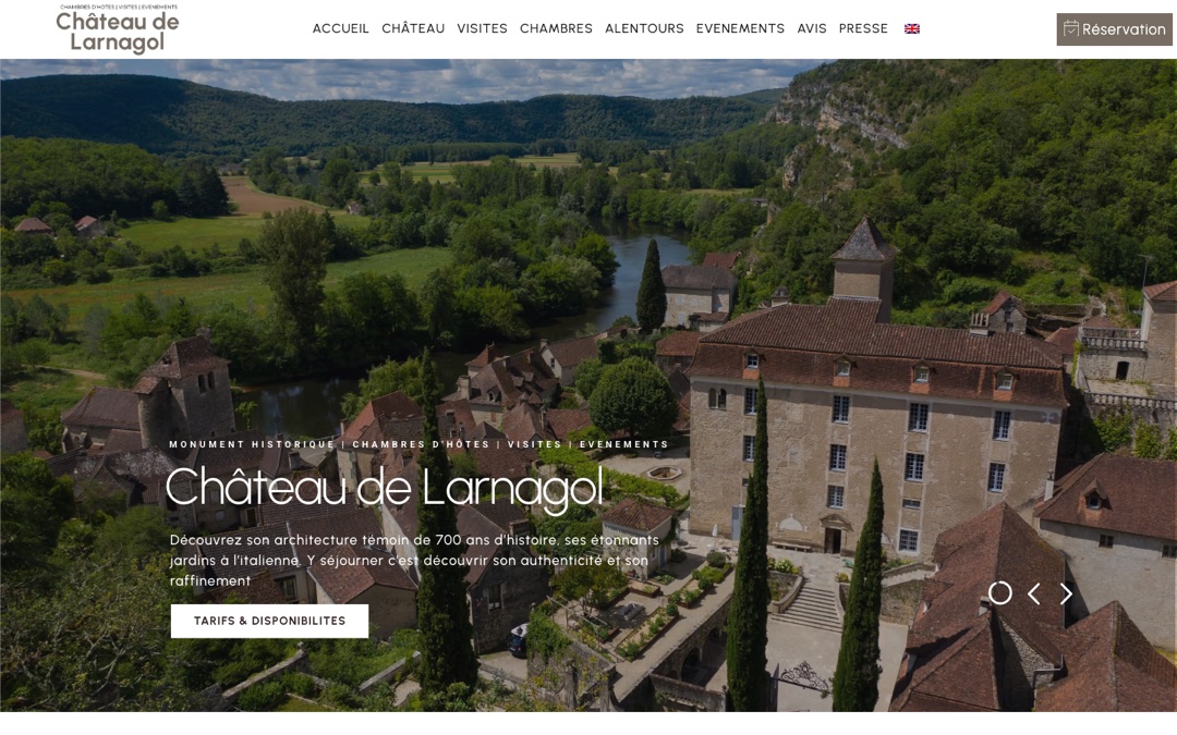 Accueil du site du Château de Larnagol : vue aérienne du château et de la rivière, titre « Château de Larnagol » et bouton « Tarifs et disponibilités »