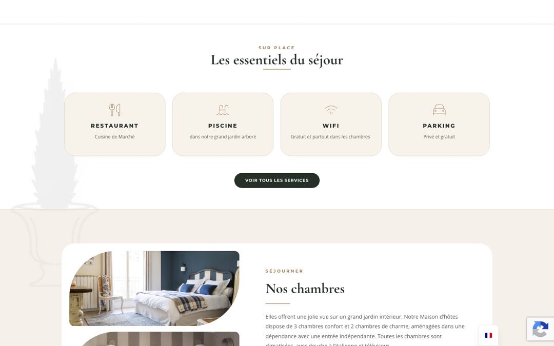 La même page après avoir défilé jusqu’aux chambres : l’illustration en filigrane est restée au même endroit à gauche de l’écran