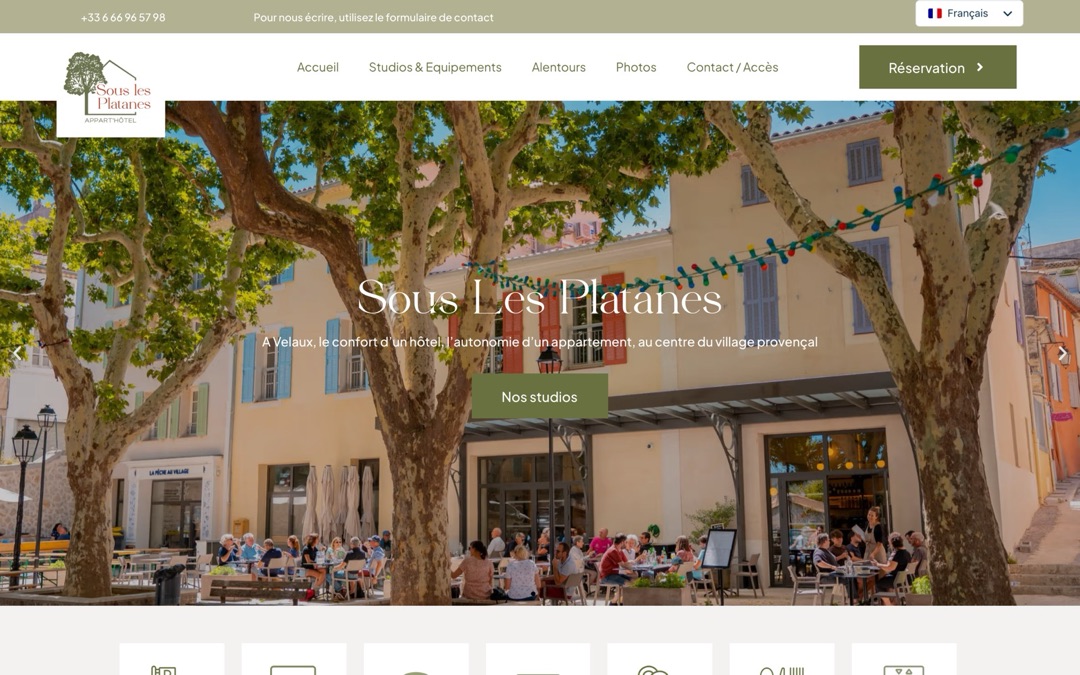 Créer un site internet pour un hôtel : accueil du site Sous Les Platanes, à Velaux, avec son bouton Réservation