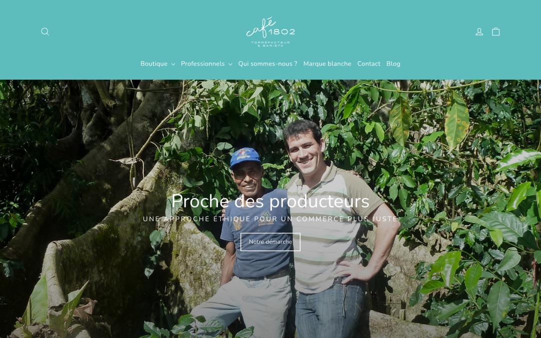 Accueil du site de Café 1802 : bandeau turquoise avec le logo, menu Boutique, Professionnels, Qui sommes-nous, et photo de paquets de café sur un sac de jute avec une pelle à grains