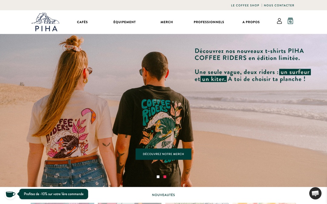 Accueil du site de Piha : logo en haut à gauche, menu Cafés, Équipement, Merch, Professionnels, photo de deux personnes sur une plage et bouton « Découvrez notre merch »
