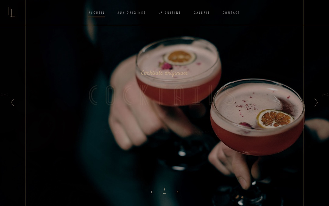 Accueil du site du restaurant Le William : deux coupes de cocktail en gros plan sur fond sombre, menu doré en haut de page et diaporama à trois vues