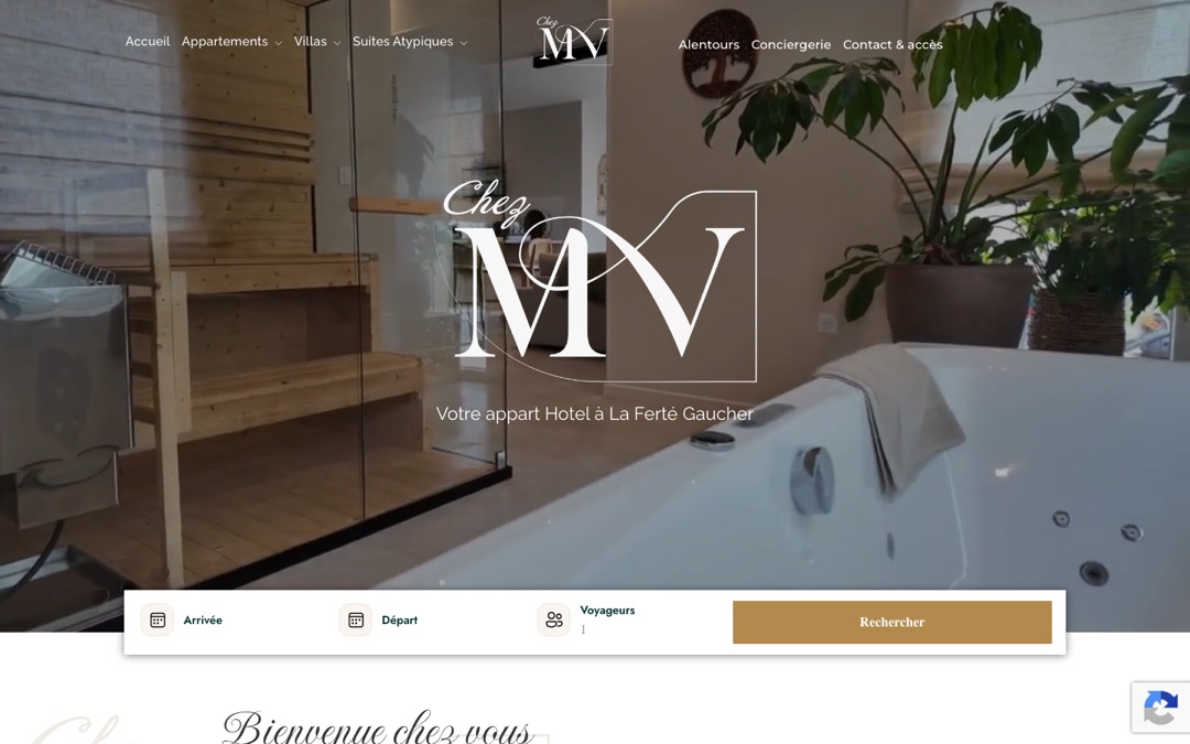 Accueil du site Chez MV : image plein écran d’un espace avec sauna et baignoire, logo « Chez MV » et barre de recherche arrivée, départ, voyageurs