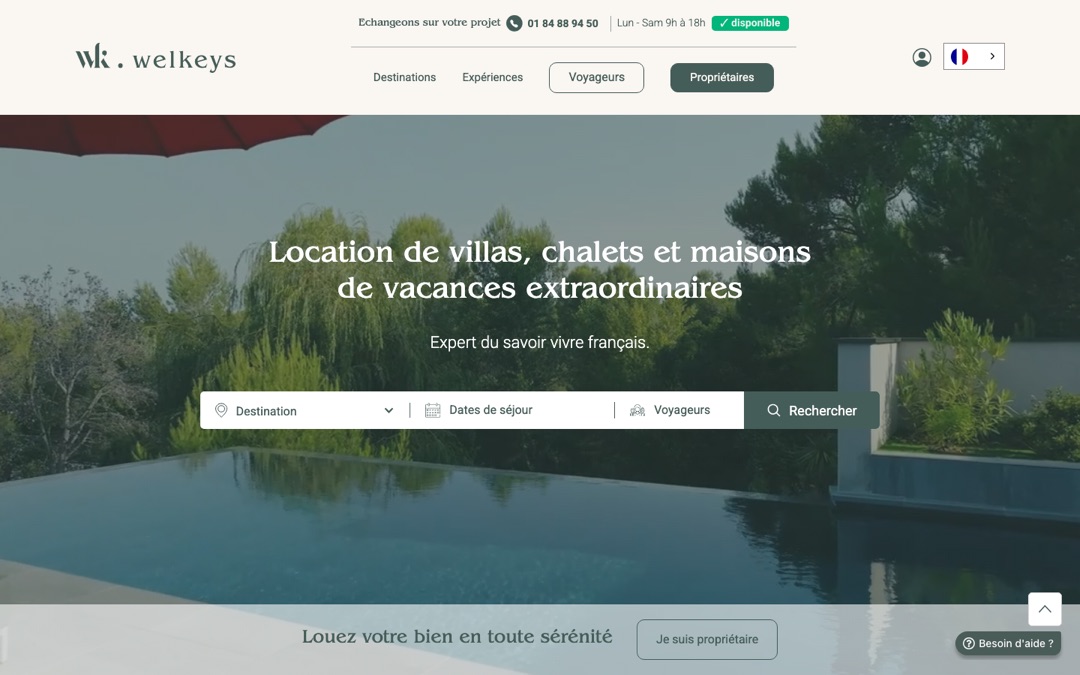 Accueil du site Welkeys : piscine à débordement, titre « Location de villas, chalets et maisons de vacances extraordinaires » et barre de recherche destination, dates, voyageurs