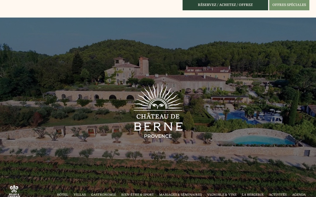 Accueil du site du Château de Berne : vue aérienne du château, de sa piscine et des vignes, avec le logo « Château de Berne, Provence » et les boutons « Réservez, achetez, offrez » et « Offres spéciales »
