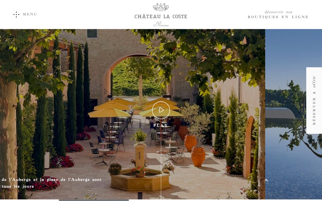 Accueil du site du Château La Coste : la terrasse de l’auberge sous les platanes, avec ses tables et ses parasols jaunes, un bouton « play » au centre, « Menu » à gauche, « découvrir nos boutiques en ligne » à droite et un onglet « Réserver & offrir » collé au bord de l’écran