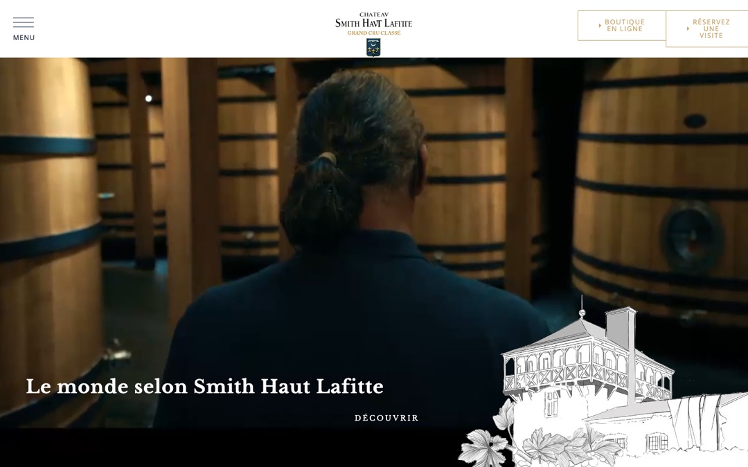 Accueil du site du Château Smith Haut Lafitte : un homme de dos devant les grands fûts de chêne du chai, titre « Le monde selon Smith Haut Lafitte » et, en haut à droite, boutons « Boutique en ligne » et « Réservez une visite »