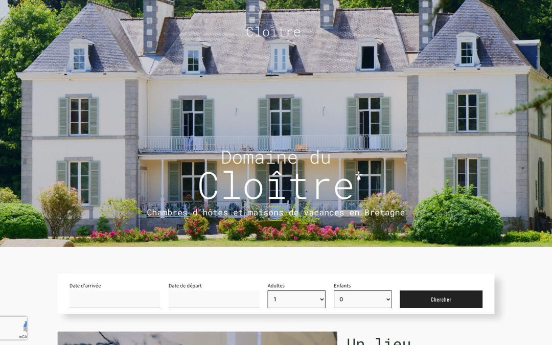 Accueil du site du Domaine du Cloître : façade de la demeure, titre « Domaine du Cloître » et formulaire de dates sous la photo