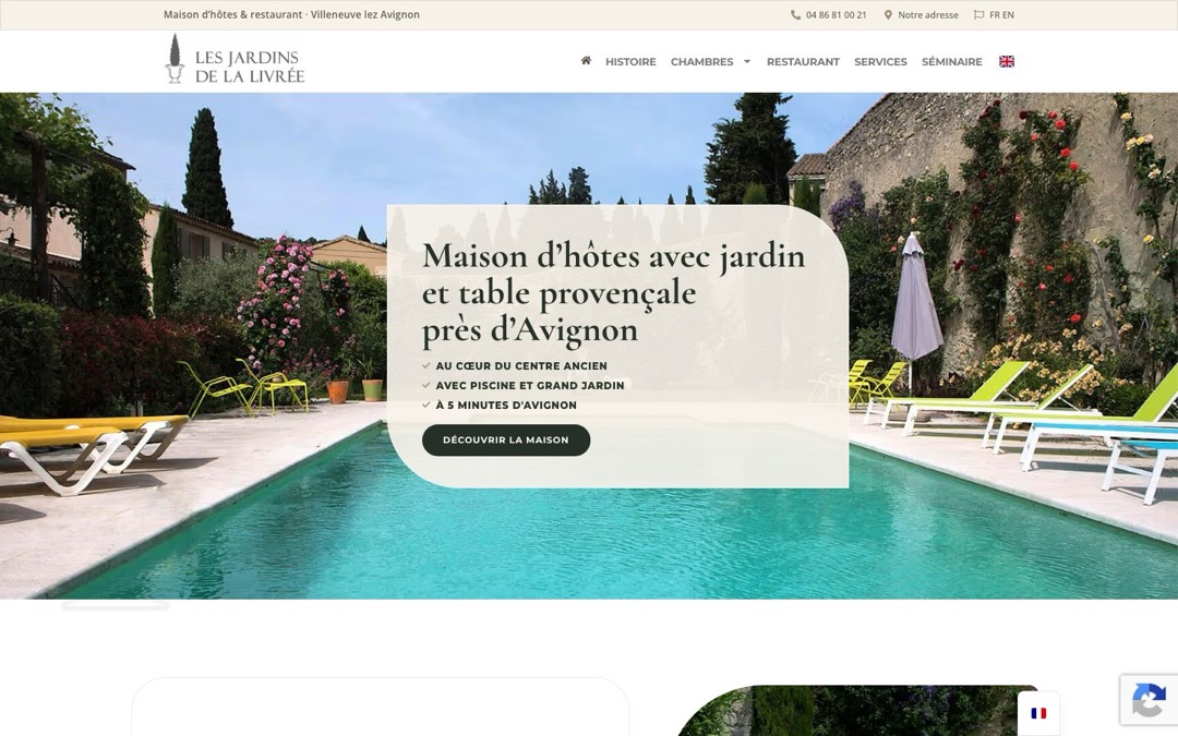 Accueil du site des Jardins de la Livrée : piscine et jardin, encart « Maison d’hôtes avec jardin et table provençale près d’Avignon » et bouton « Découvrir la maison »