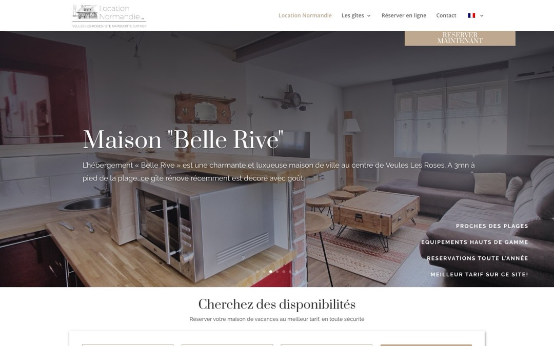 Accueil du site Location Normandie : salon de la maison « Belle Rive » avec canapé et table basse, texte de présentation et barre « Cherchez des disponibilités » sous la photo