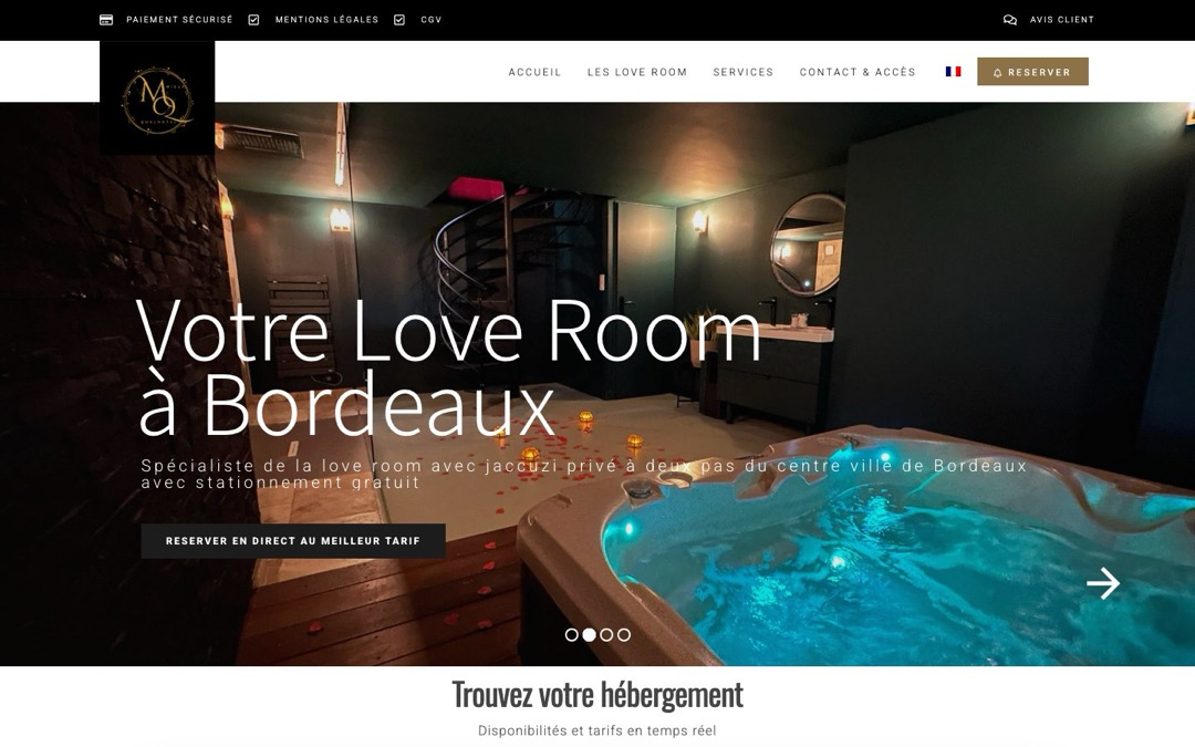 Accueil du site Mieux qu’à l’hôtel : suite sombre avec jacuzzi éclairé, titre « Votre Love Room à Bordeaux » et bouton « Réserver en direct au meilleur tarif »