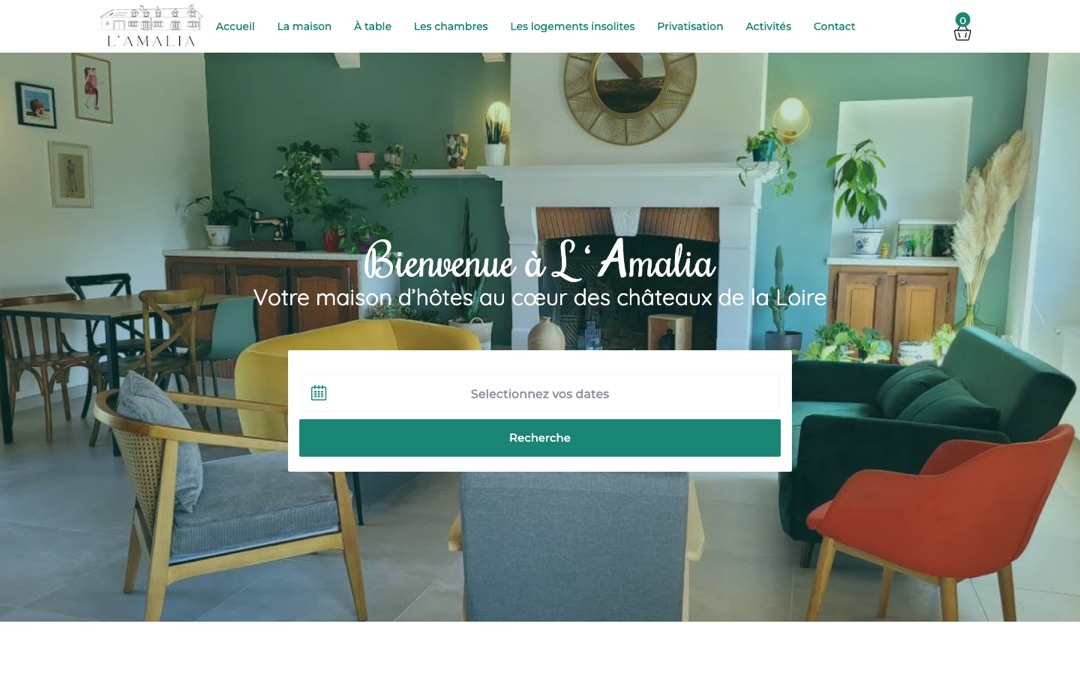 Accueil du site de L’Amalia : salon avec fauteuils colorés et cheminée, titre « Bienvenue à L’Amalia », mention « Votre maison d’hôtes au cœur des châteaux de la Loire » et recherche de dates