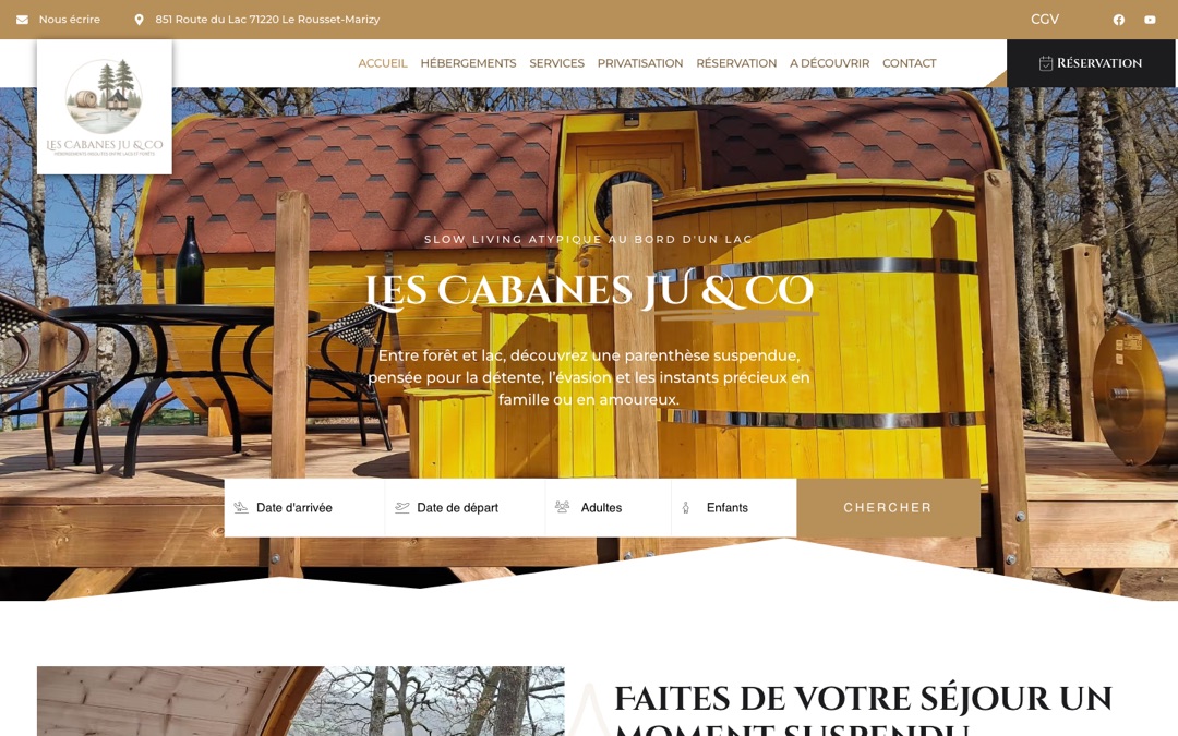Accueil du site des Cabanes Ju & Co : construction en bois en forme de tonneau sur une terrasse, titre « Les Cabanes Ju & Co » et barre de recherche avec dates et nombre de voyageurs