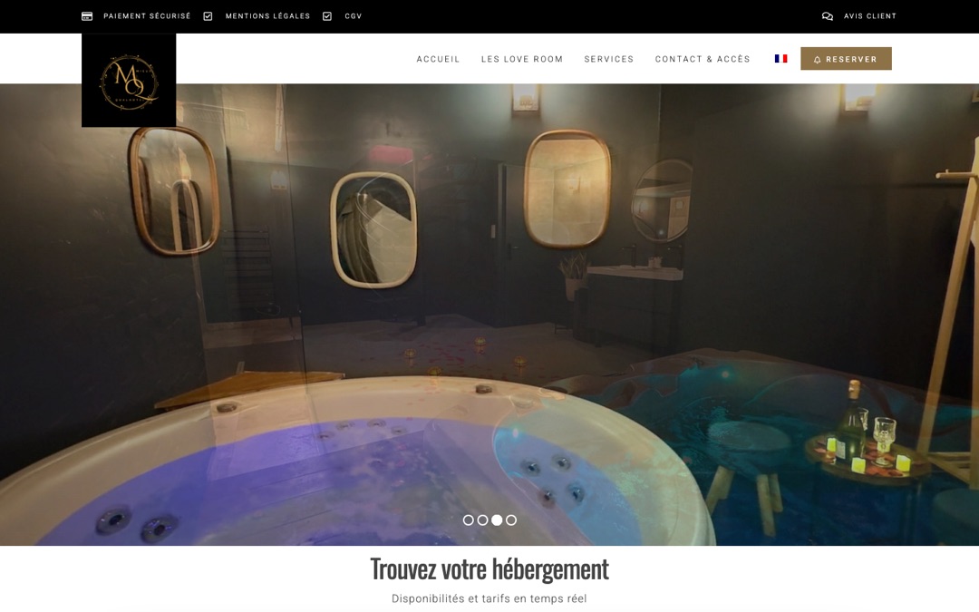 Accueil du site Mieux qu’à l’hôtel : salle de bain sombre avec jacuzzi privatif éclairé, barre noire de gages de confiance en haut de page et bloc « Trouvez votre hébergement » sous la photo