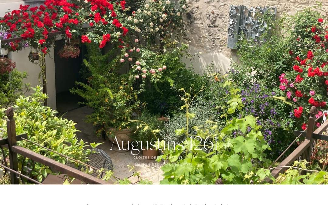 Accueil du site Augustins 1261 : cour fleurie de roses et de plantes grimpantes, titre « Augustins 1261 » et les deux adresses, Cloître et Maison des Augustins